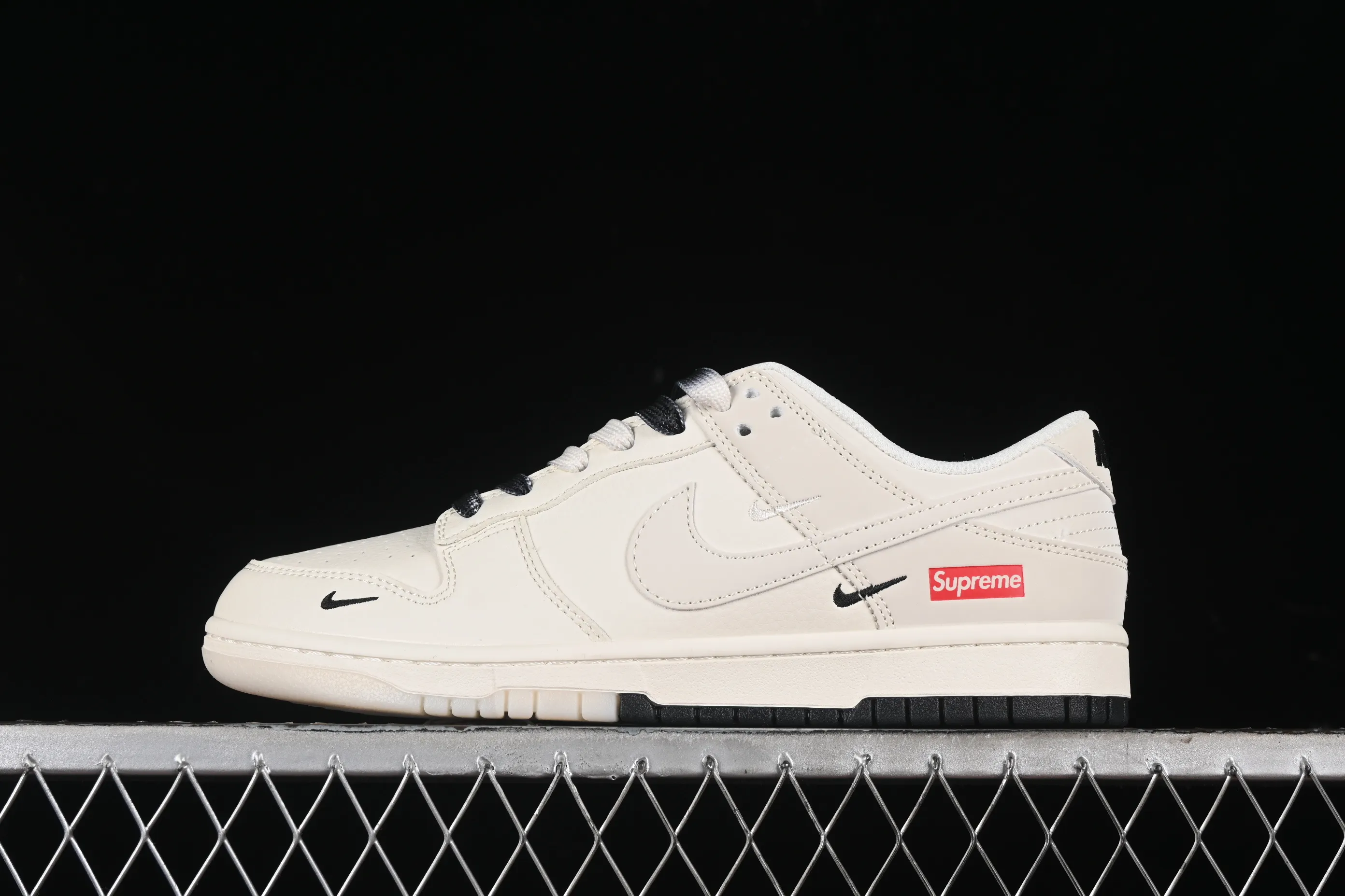 All categories Nk SB Dunk Series Nk SB Dunk Low High-end customized low-top sneakers Nk SB Dunk Low Supreme joint-double hook and double spell Anniversary high-end customized low-top casual sneakers BB8675-112